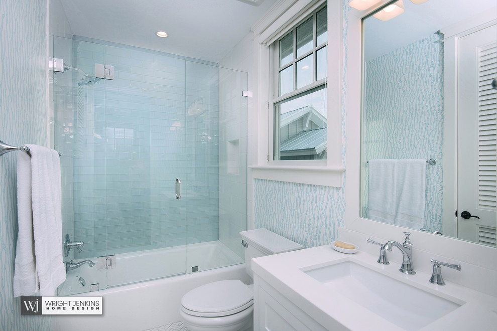 Идея дизайна: ванная комната среднего размера в морском стиле с фасадами с утопленной филенкой, белыми фасадами, накладной ванной, душем над ванной, унитазом-моноблоком, белой плиткой, стеклянной плиткой, синими стенами, светлым паркетным полом, душевой кабиной, врезной раковиной, мраморной столешницей, бежевым полом, душем с распашными дверями и серой столешницей