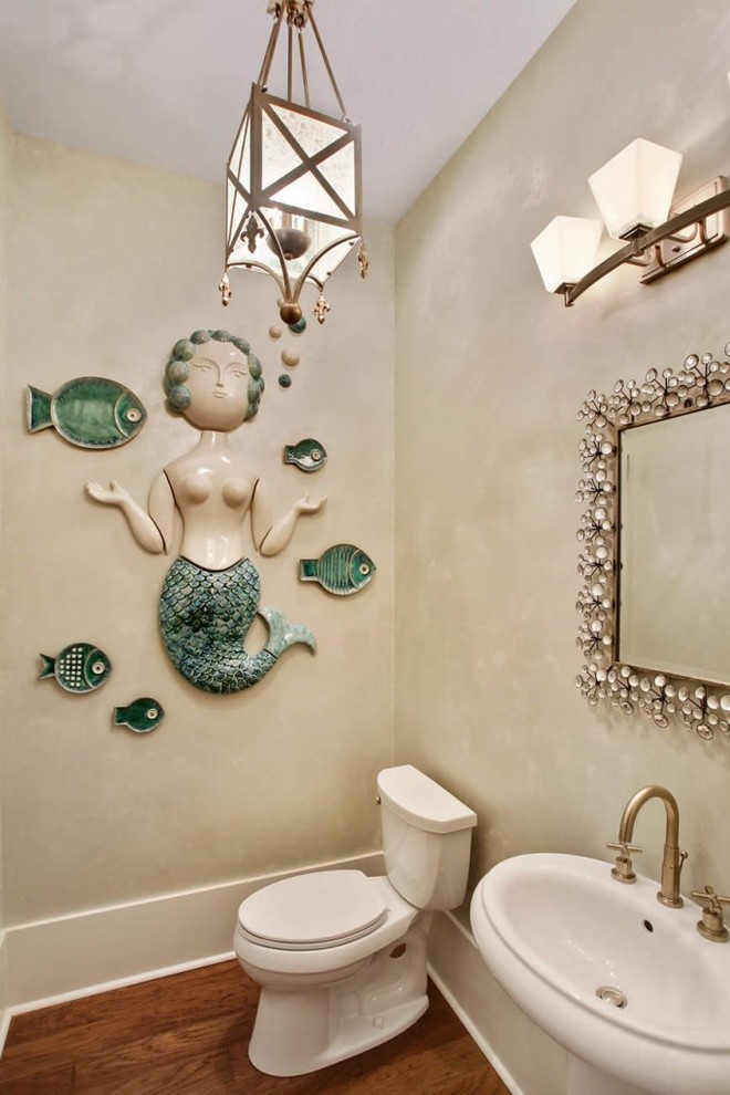 Идея дизайна: ванная комната в стиле неоклассика (современная классика) с раковиной с пьедесталом и раздельным унитазом