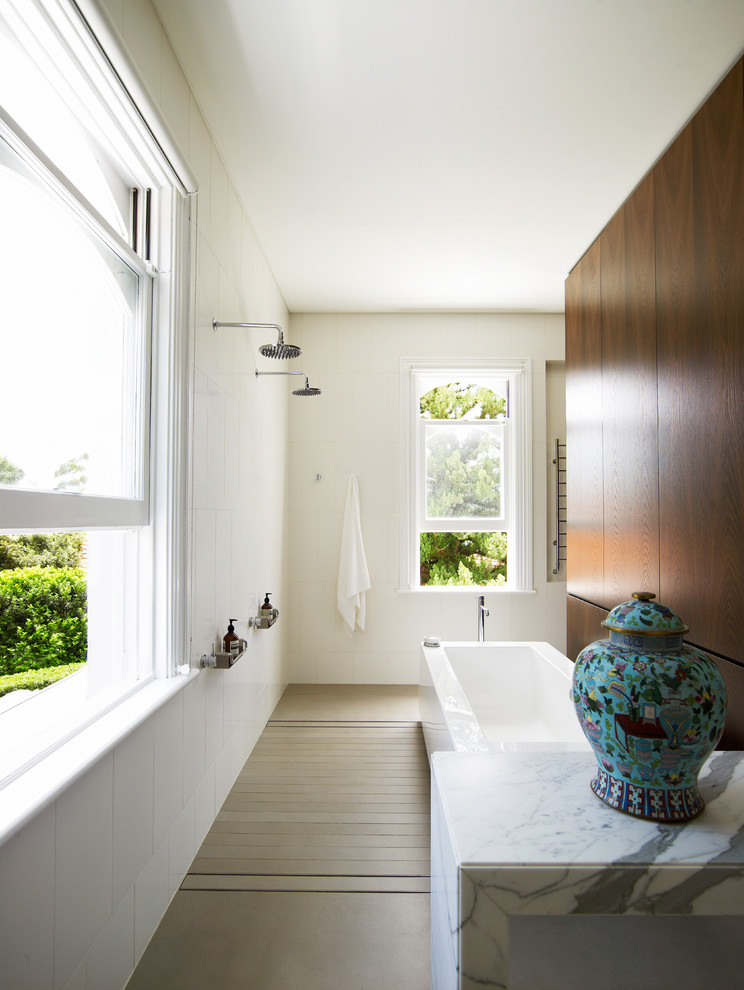 Inspiration pour une grande salle de bain principale minimaliste avec un plan de toilette en marbre, une baignoire indépendante, une douche double et un mur blanc.