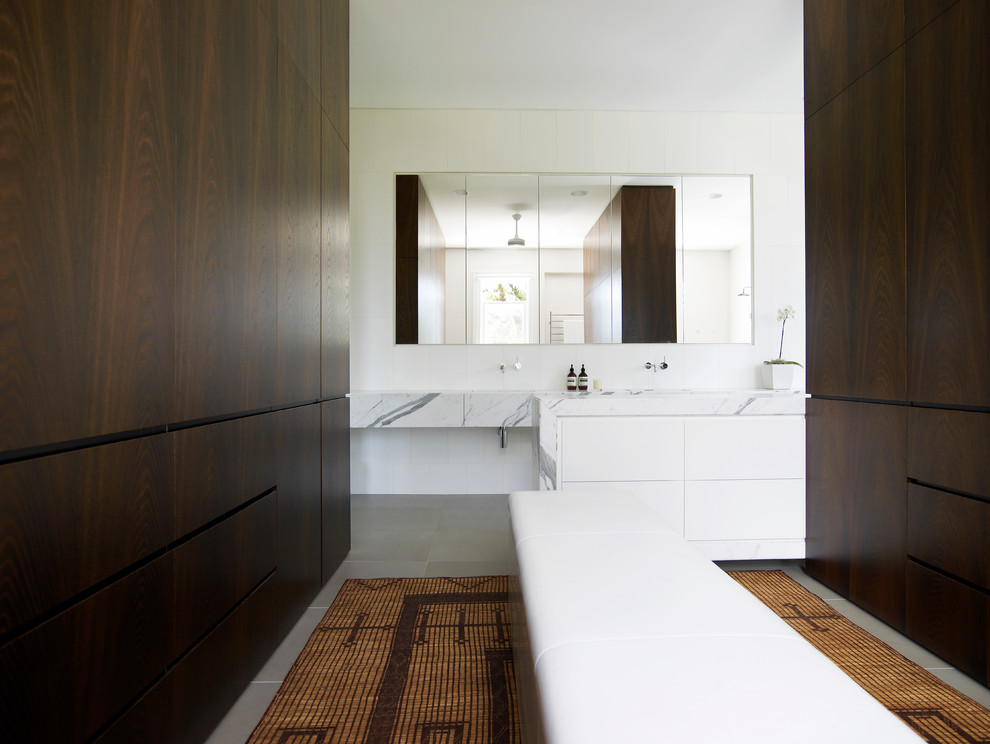 Modern inredning av ett stort en-suite badrum, med ett undermonterad handfat, marmorbänkskiva, ett fristående badkar, en dubbeldusch, beige kakel, stenkakel, vita väggar och travertin golv