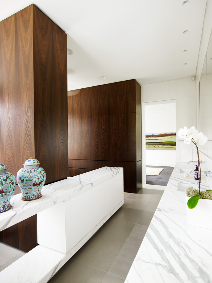 Inspiration för ett stort funkis en-suite badrum, med ett undermonterad handfat, marmorbänkskiva, ett fristående badkar, en dubbeldusch, beige kakel, stenkakel, vita väggar och travertin golv