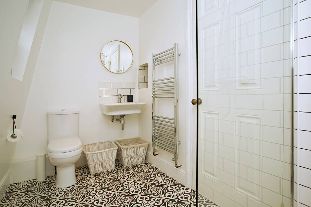 Kleines Klassisches Badezimmer mit Eckdusche, Wandtoilette mit Spülkasten, Metrofliesen, weißer Wandfarbe, Keramikboden und Wandwaschbecken in London