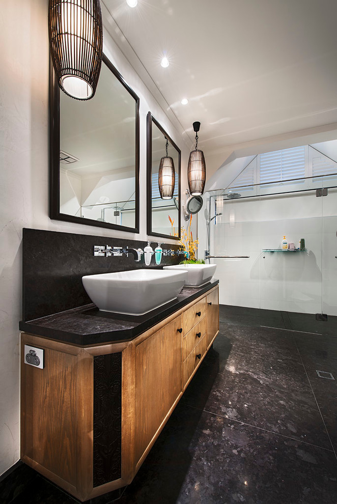 На фото: ванная комната в современном стиле с настольной раковиной, плоскими фасадами, фасадами цвета дерева среднего тона и душем в нише