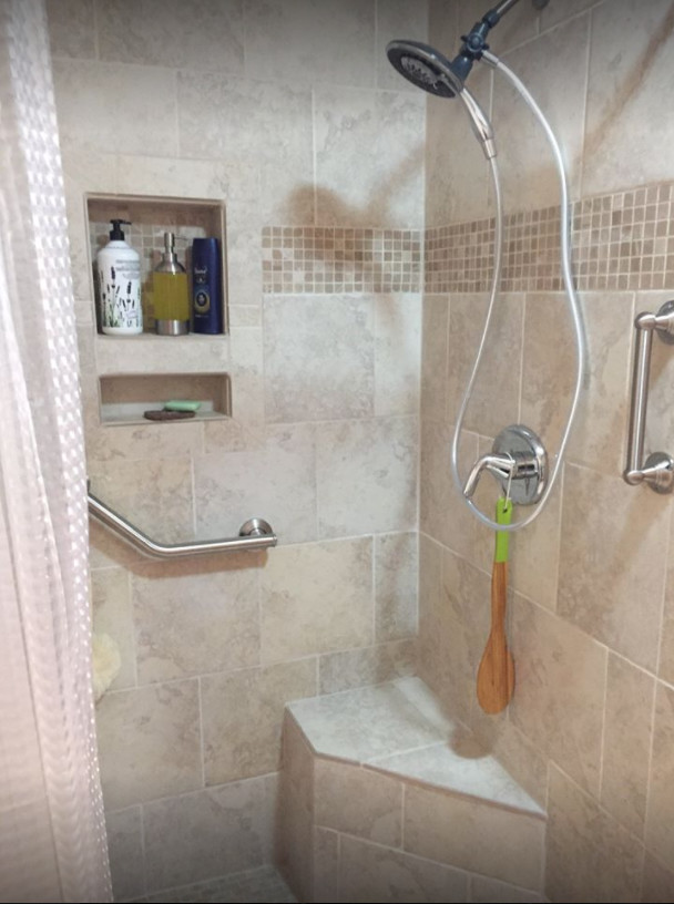 Ejemplo de cuarto de baño de estilo americano pequeño con ducha esquinera, baldosas y/o azulejos beige, baldosas y/o azulejos de cerámica, paredes beige, aseo y ducha y ducha con cortina