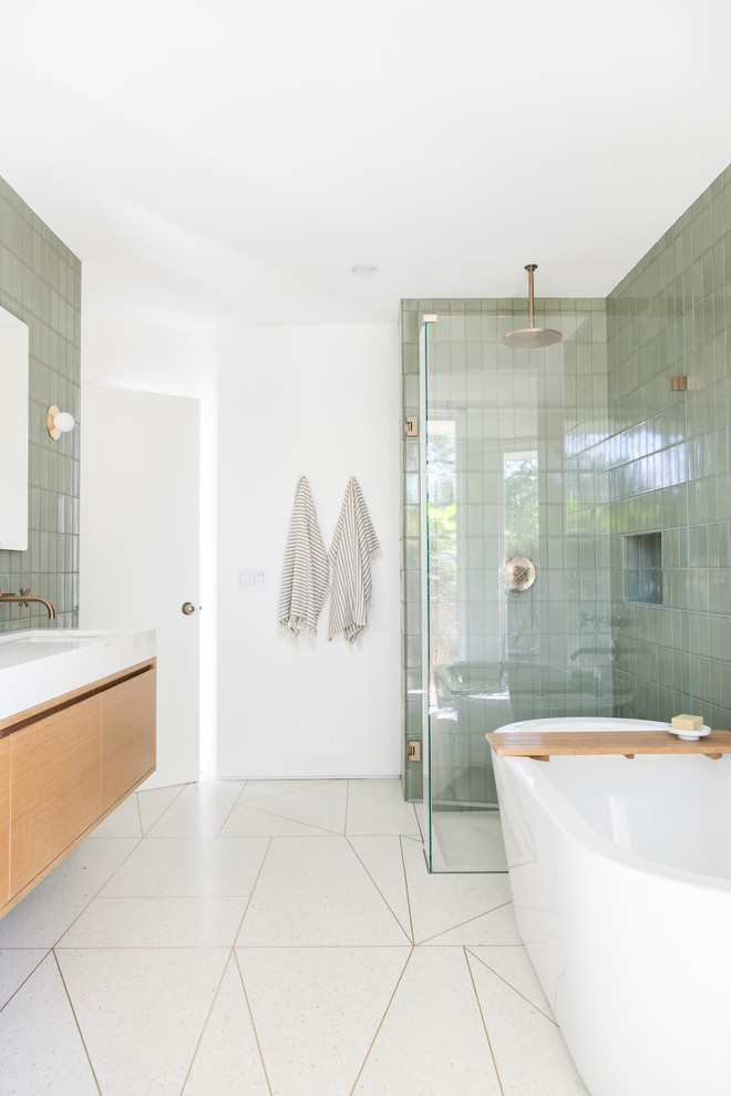 Exemple d'une salle de bain rétro avec un carrelage vert et des carreaux de béton.