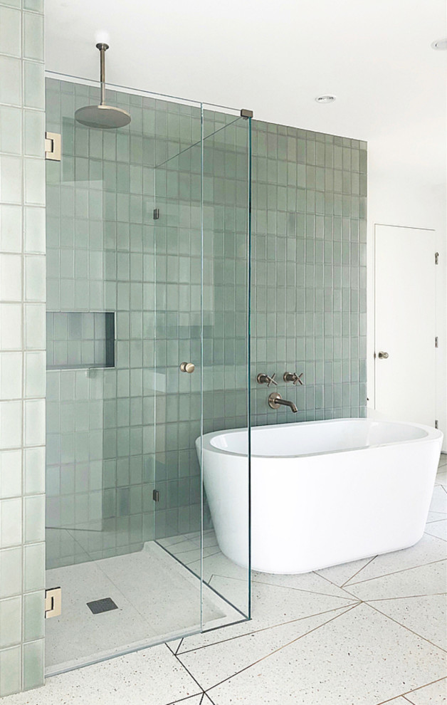 Ispirazione per una stanza da bagno moderna con piastrelle verdi e piastrelle di cemento