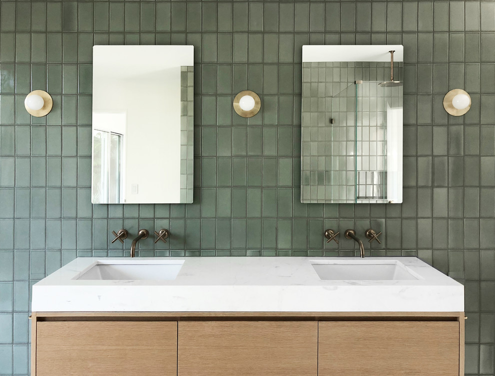 Immagine di una stanza da bagno moderna con piastrelle verdi e piastrelle di cemento