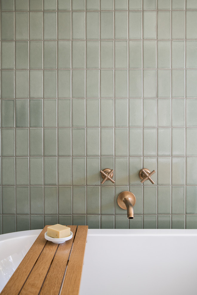 Cette image montre une salle de bain vintage avec un carrelage vert et des carreaux de céramique.