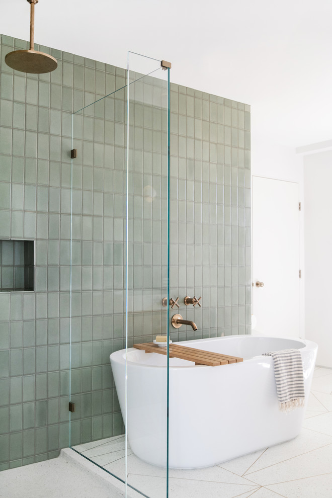 Réalisation d'une salle de bain vintage avec un carrelage vert et des carreaux de béton.