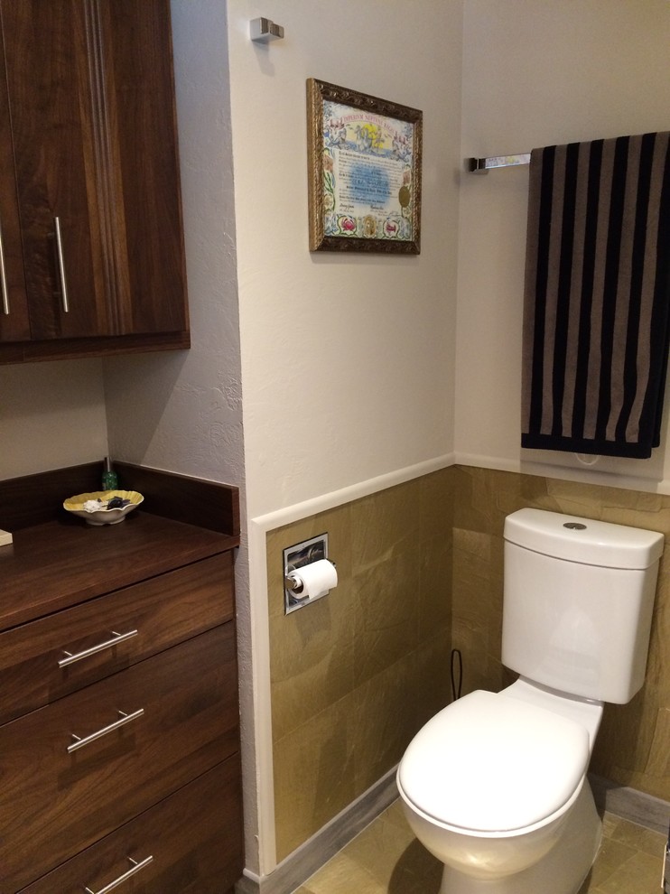 Kleines Modernes Duschbad mit flächenbündigen Schrankfronten, dunklen Holzschränken, Eckdusche, Toilette mit Aufsatzspülkasten, gelben Fliesen, Porzellanfliesen, weißer Wandfarbe, Vinylboden, Unterbauwaschbecken und Waschtisch aus Holz in Seattle