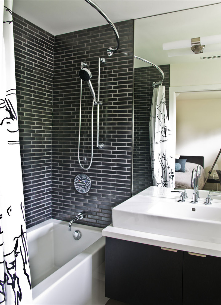 Modelo de cuarto de baño rectangular moderno con baldosas y/o azulejos de cemento