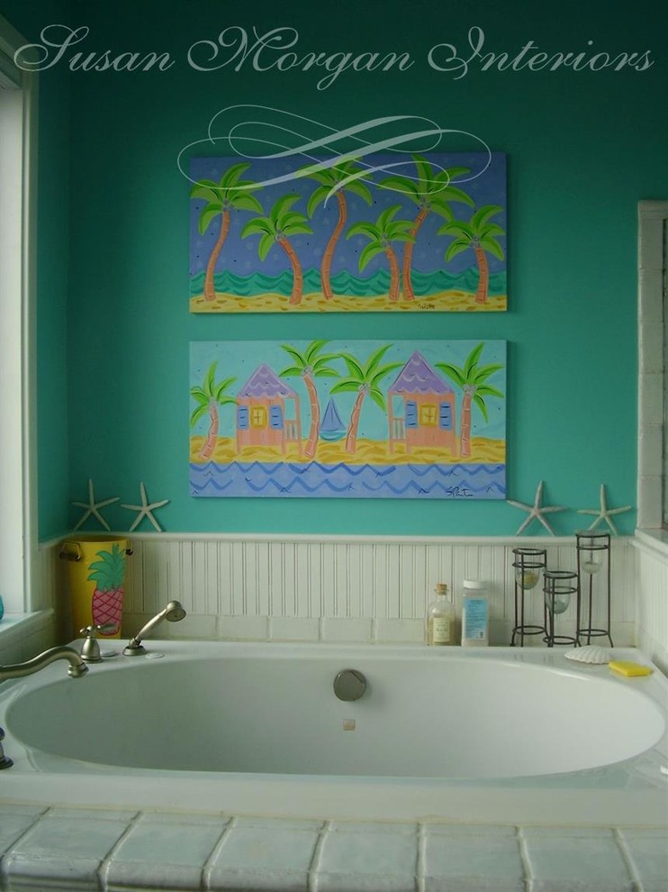 Пример оригинального дизайна: главная ванная комната среднего размера в морском стиле с плоскими фасадами, белыми фасадами, столешницей из плитки, накладной ванной, белой плиткой, керамической плиткой, зелеными стенами и полом из керамической плитки