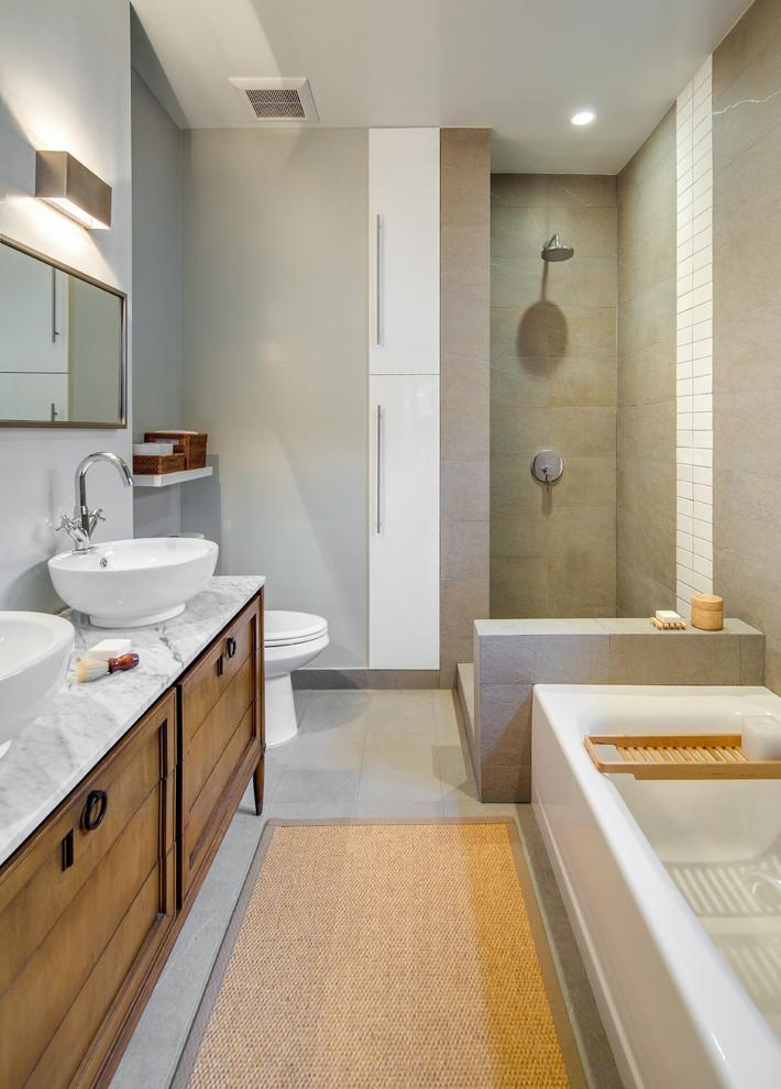 Идея дизайна: ванная комната в современном стиле с фасадами цвета дерева среднего тона, угловой ванной, угловым душем, серой плиткой, серыми стенами, настольной раковиной, серым полом, открытым душем, серой столешницей и плоскими фасадами