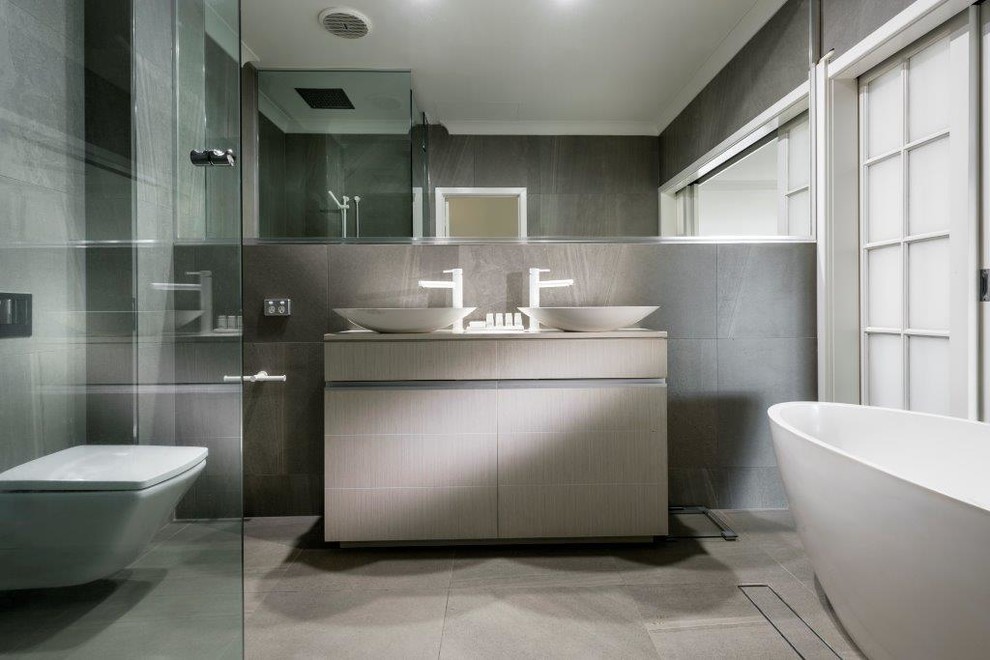 Immagine di una stanza da bagno padronale design con vasca freestanding e lavabo a bacinella