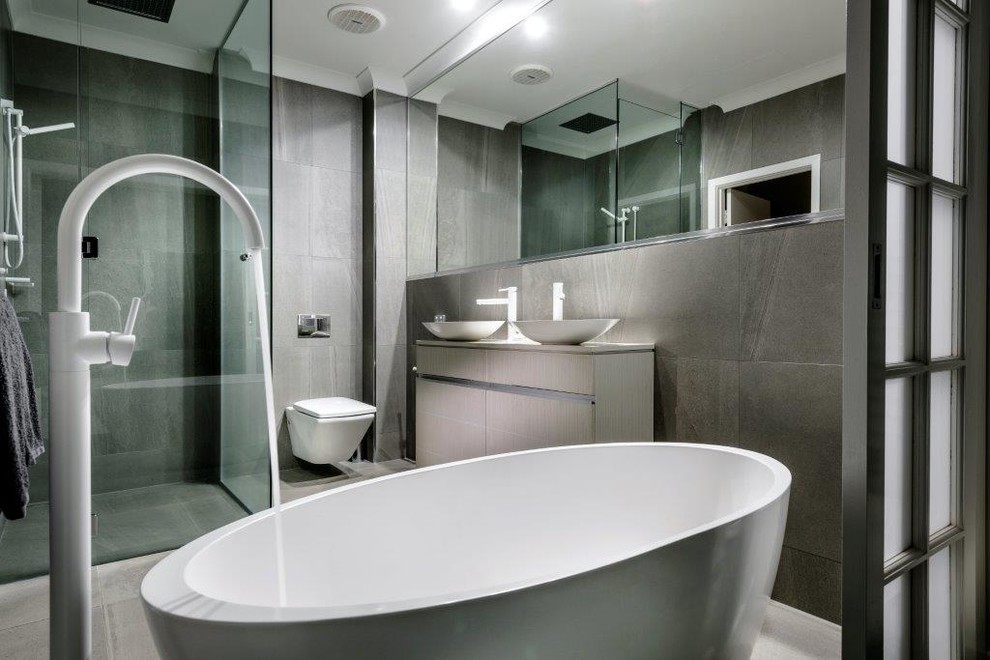 Modernes Badezimmer En Suite mit freistehender Badewanne, Aufsatzwaschbecken, flächenbündigen Schrankfronten und grauen Schränken in Sydney