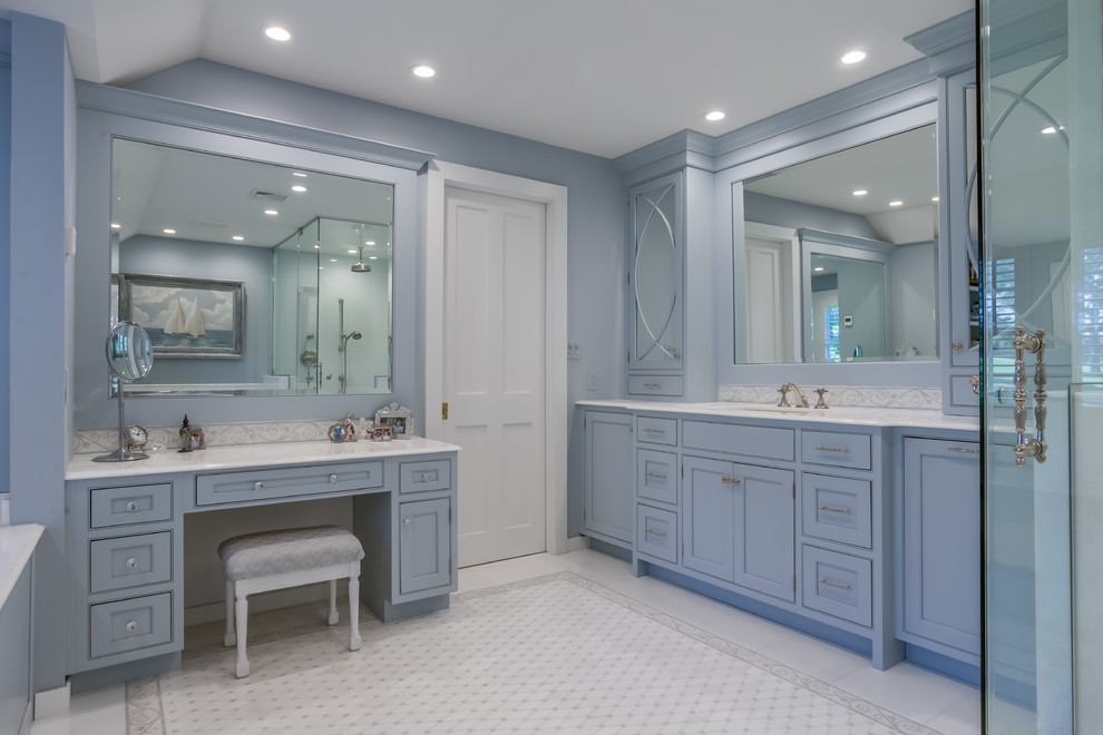 Идея дизайна: большая главная ванная комната в классическом стиле с фасадами с декоративным кантом, синими фасадами, накладной ванной, угловым душем, биде, белой плиткой, синими стенами, полом из мозаичной плитки, врезной раковиной, столешницей из кварцита, белым полом и душем с распашными дверями