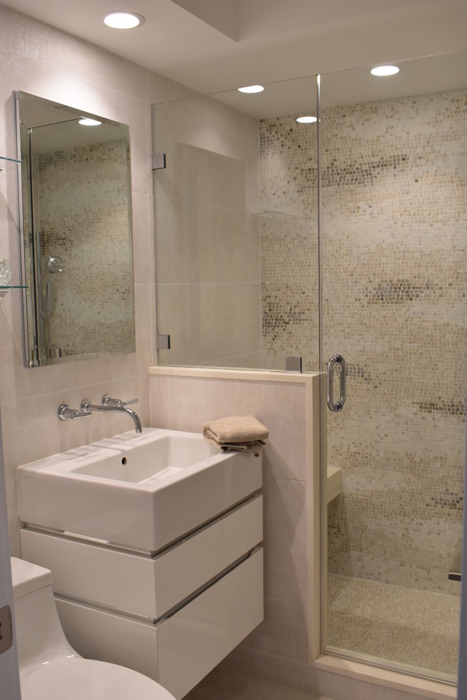 Inspiration för ett mellanstort funkis vit vitt badrum med dusch, med släta luckor, vita skåp, en toalettstol med hel cisternkåpa, vit kakel, porslinskakel, klinkergolv i porslin, ett integrerad handfat, dusch med gångjärnsdörr, en dusch i en alkov, beige väggar, bänkskiva i akrylsten och beiget golv