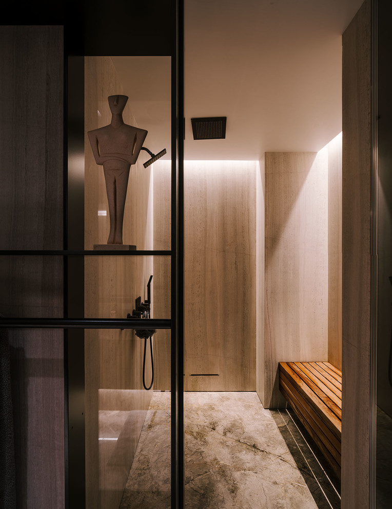 Imagen de cuarto de baño principal contemporáneo grande con puertas de armario negras, ducha esquinera, paredes beige, lavabo integrado, encimera de mármol, suelo gris, ducha abierta y suelo de cemento