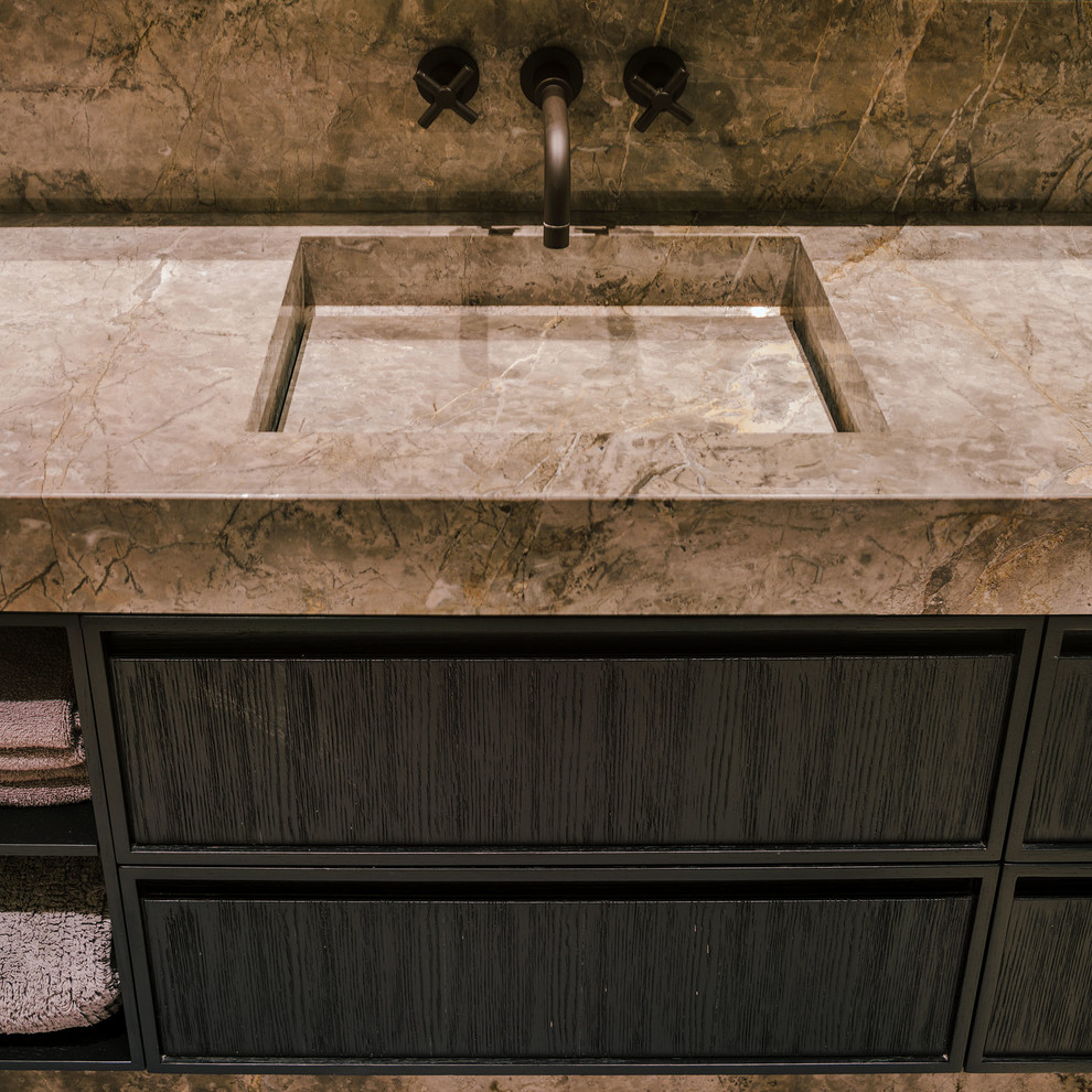 Immagine di una grande stanza da bagno padronale minimal con ante nere, pareti beige, pavimento in marmo, lavabo integrato, top in marmo e pavimento grigio
