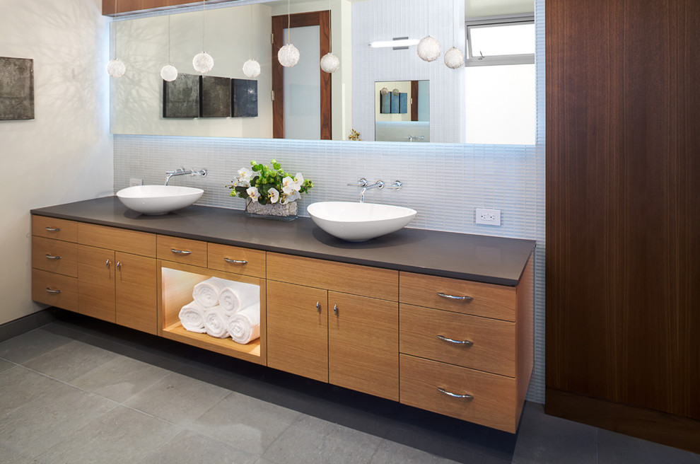 Свежая идея для дизайна: ванная комната в стиле модернизм с настольной раковиной - отличное фото интерьера