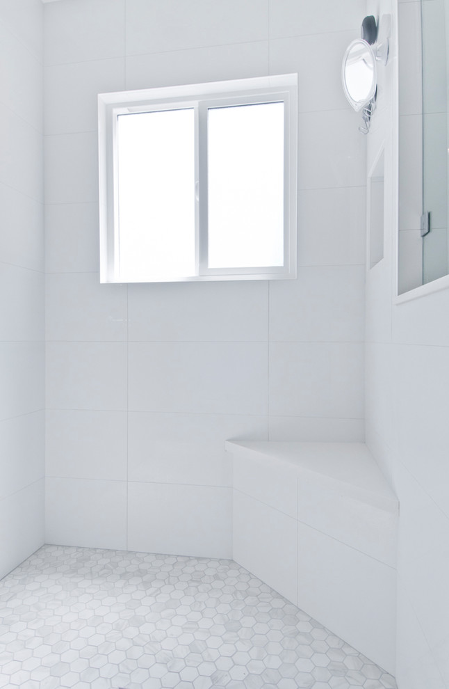 Источник вдохновения для домашнего уюта: главная ванная комната среднего размера в стиле неоклассика (современная классика) с фасадами в стиле шейкер, белыми фасадами, угловым душем, унитазом-моноблоком, белой плиткой, керамической плиткой, белыми стенами, полом из цементной плитки, врезной раковиной, столешницей из искусственного кварца, белым полом, душем с распашными дверями и белой столешницей