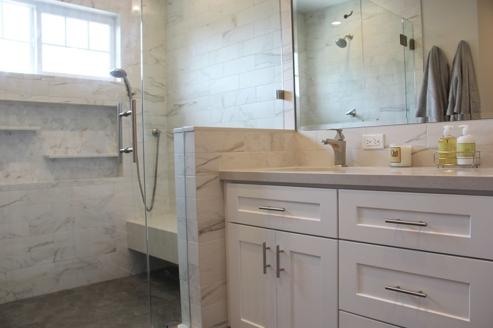 Diseño de cuarto de baño tradicional renovado de tamaño medio con armarios estilo shaker, puertas de armario blancas, ducha esquinera, paredes grises, lavabo bajoencimera y encimera de acrílico