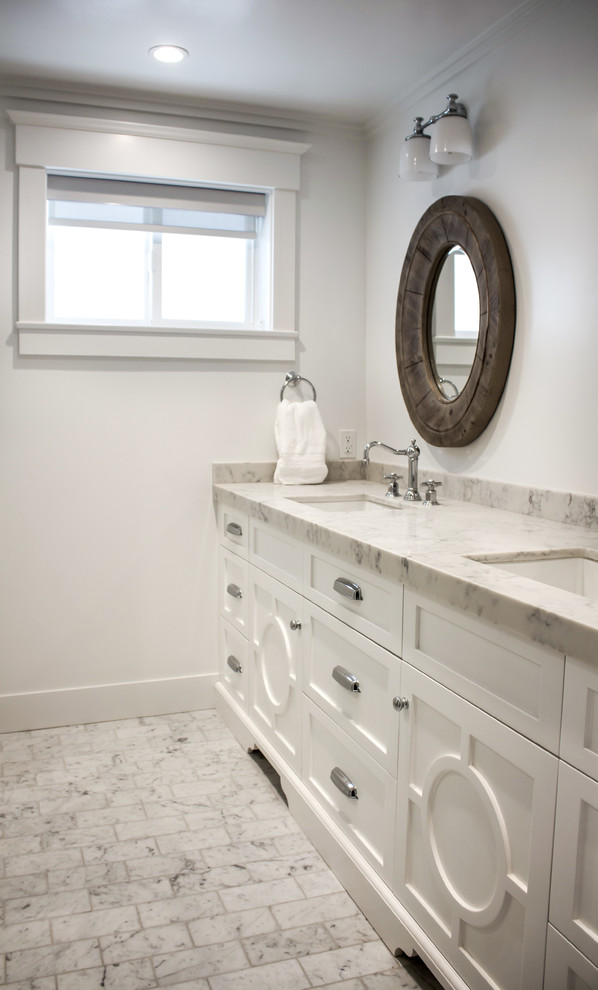 Idéer för mellanstora maritima en-suite badrum, med skåp i shakerstil, vita skåp, vita väggar, marmorgolv, ett undermonterad handfat, marmorbänkskiva och vitt golv