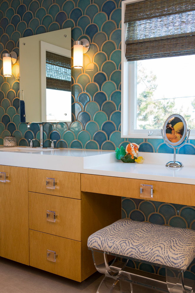 ロサンゼルスにある高級な広いトランジショナルスタイルのおしゃれなマスターバスルーム (フラットパネル扉のキャビネット、セラミックタイルの床、ベージュの床、分離型トイレ、アンダーカウンター洗面器、人工大理石カウンター、中間色木目調キャビネット、青い壁) の写真