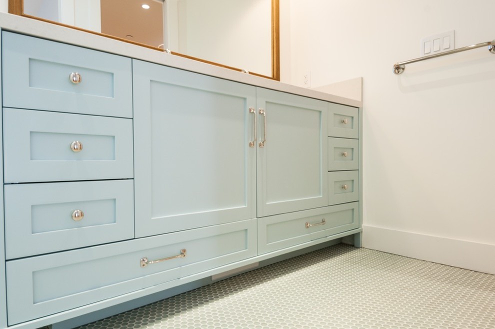 Imagen de cuarto de baño de estilo de casa de campo pequeño con puertas de armario azules, combinación de ducha y bañera, paredes blancas, suelo de madera en tonos medios, aseo y ducha y lavabo sobreencimera
