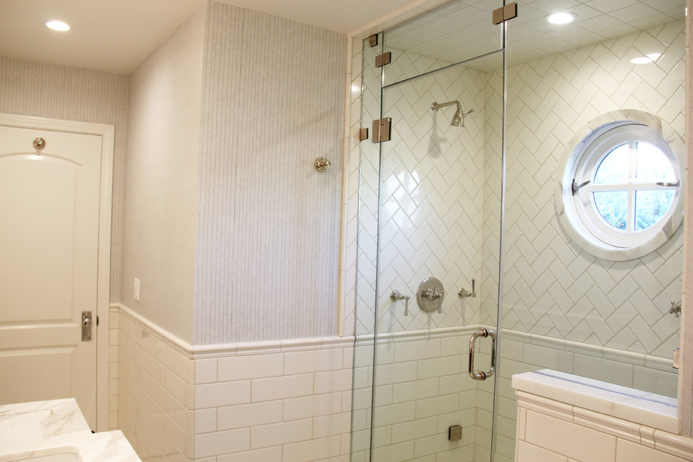 На фото: ванная комната среднего размера в стиле неоклассика (современная классика) с душем в нише, унитазом-моноблоком, серыми стенами, полом из мозаичной плитки, душевой кабиной, консольной раковиной и мраморной столешницей