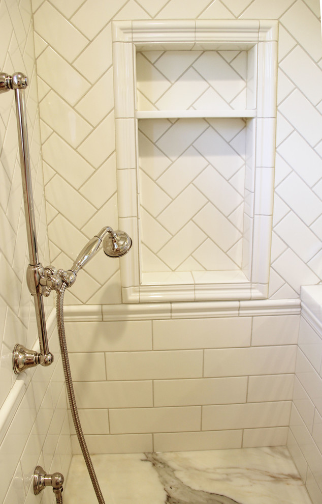 Immagine di una stanza da bagno con doccia tradizionale di medie dimensioni con doccia alcova, WC monopezzo, pareti grigie, pavimento con piastrelle a mosaico, lavabo a consolle e top in marmo