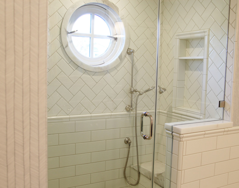 На фото: ванная комната среднего размера в стиле неоклассика (современная классика) с душем в нише, унитазом-моноблоком, серыми стенами, полом из мозаичной плитки, душевой кабиной, консольной раковиной и мраморной столешницей с