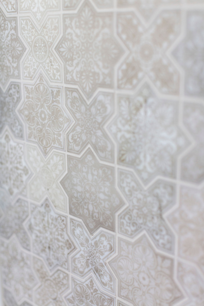 Esempio di una stanza da bagno tradizionale con piastrelle beige e piastrelle a mosaico