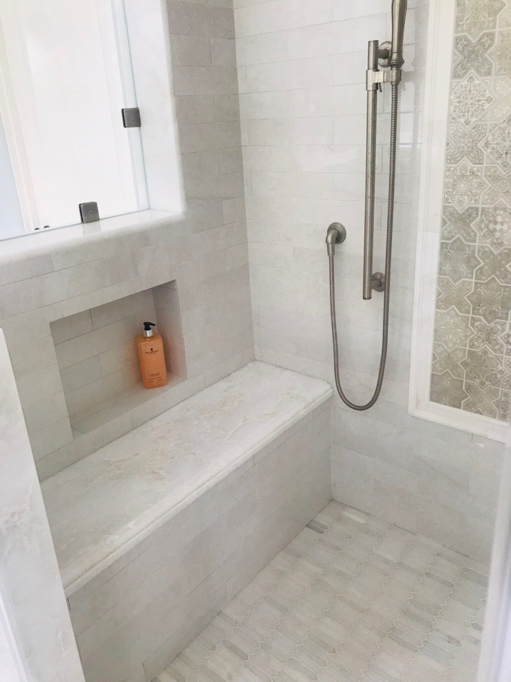 ロサンゼルスにあるトラディショナルスタイルのおしゃれな浴室 (白いタイル、大理石タイル、大理石の床、白い床) の写真