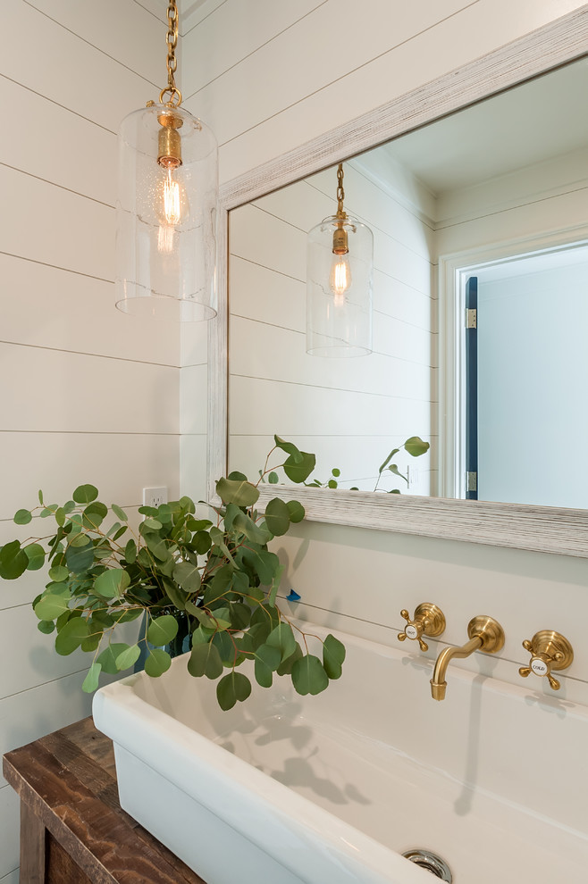 Idées déco pour une petite salle de bain campagne en bois brun avec un placard sans porte, un carrelage blanc, un mur blanc, un sol en calcaire, une vasque, un plan de toilette en bois et un plan de toilette marron.