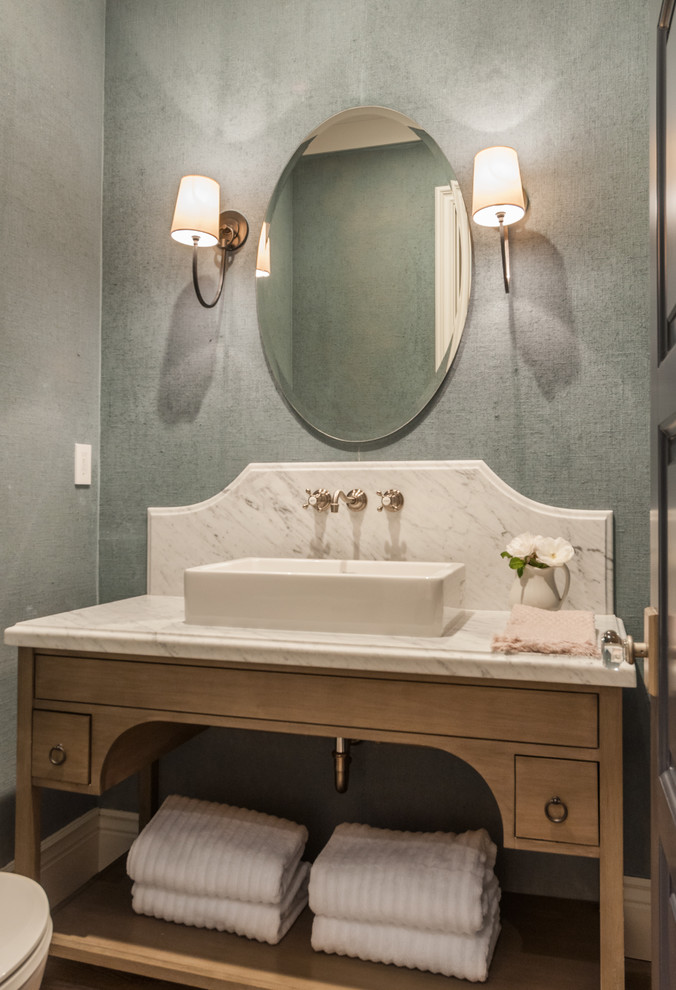 Exemple d'une petite salle de bain nature en bois clair avec un placard sans porte, un carrelage blanc, une vasque, du carrelage en marbre, un mur bleu, parquet clair, un plan de toilette en marbre et un plan de toilette blanc.