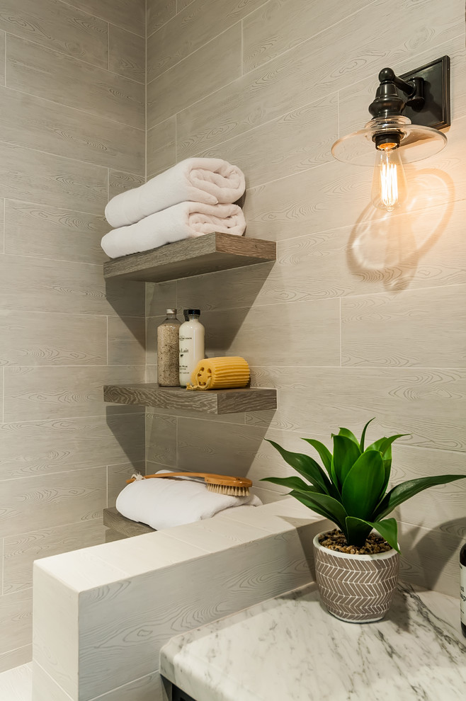 Exempel på ett mellanstort lantligt vit vitt badrum med dusch, med möbel-liknande, blå skåp, ett badkar i en alkov, en dusch i en alkov, grå kakel, keramikplattor, grå väggar, ett undermonterad handfat, marmorbänkskiva och dusch med gångjärnsdörr