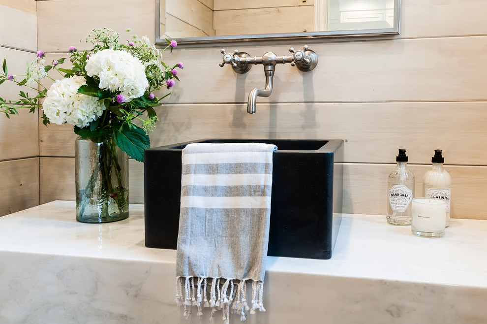 Foto på ett litet lantligt grå badrum med dusch, med öppna hyllor, vita skåp, bruna väggar, ljust trägolv, ett fristående handfat, marmorbänkskiva och brunt golv