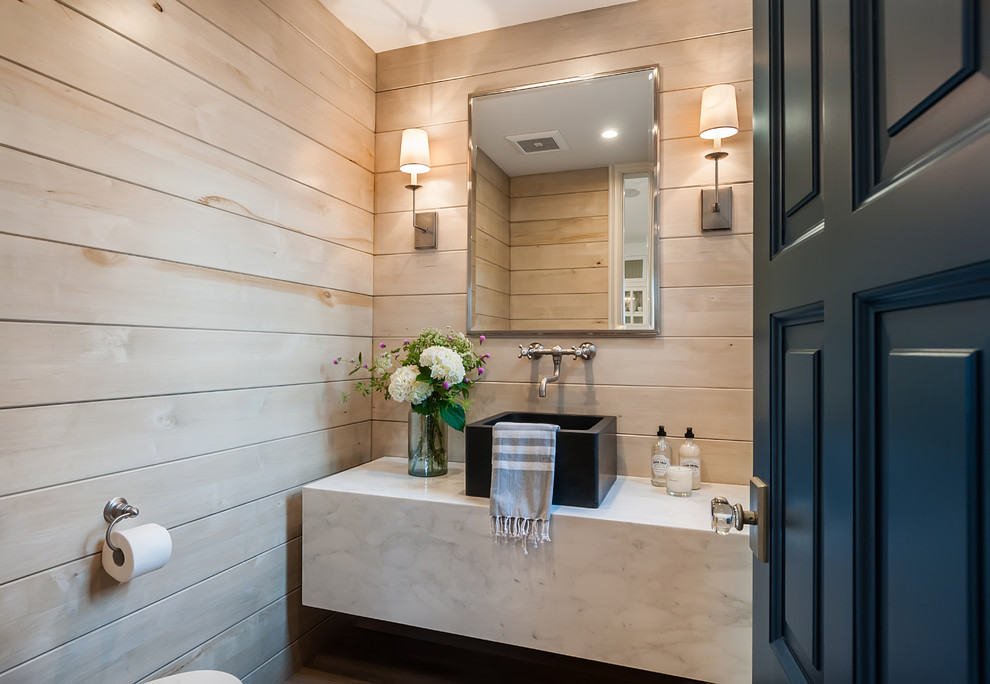 Bild på ett litet lantligt grå grått badrum med dusch, med öppna hyllor, vita skåp, bruna väggar, ljust trägolv, ett fristående handfat, marmorbänkskiva och brunt golv