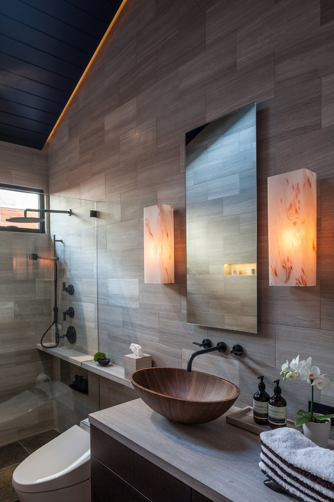 ロサンゼルスにあるアジアンスタイルのおしゃれな浴室 (ベッセル式洗面器) の写真