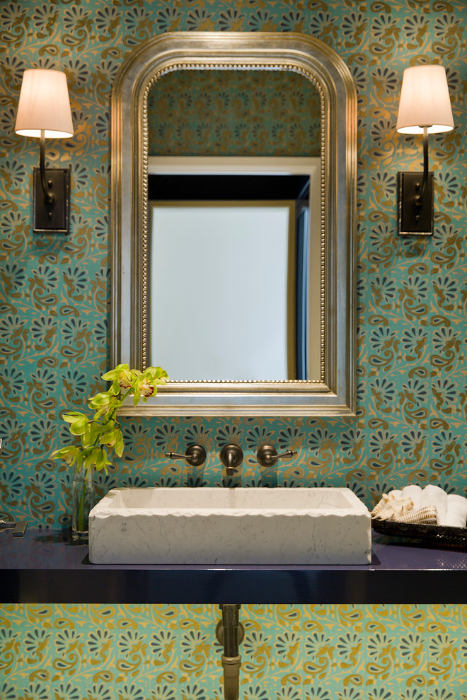Foto di una piccola stanza da bagno stile marinaro con pareti blu, parquet chiaro e lavabo a bacinella