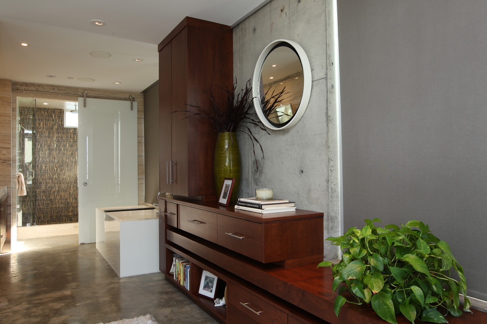 Inspiration pour une grande salle de bain principale minimaliste en bois foncé avec un mur gris, sol en béton ciré, un placard à porte plane, une baignoire indépendante, une douche à l'italienne, une vasque et un sol gris.