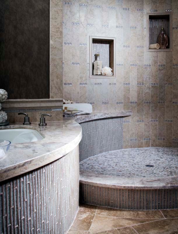 Свежая идея для дизайна: ванная комната в современном стиле с настольной раковиной, фасадами в стиле шейкер, темными деревянными фасадами, столешницей из известняка, угловой ванной, открытым душем, унитазом-моноблоком, бежевой плиткой и каменной плиткой - отличное фото интерьера