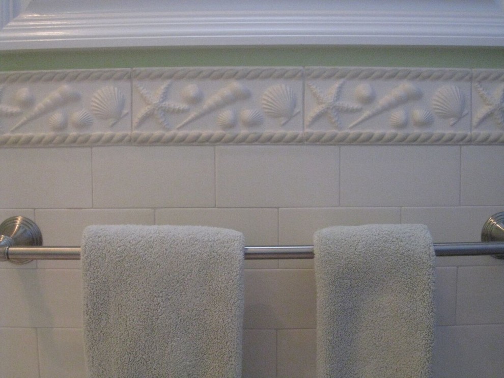 На фото: ванная комната среднего размера в морском стиле с фасадами с выступающей филенкой, белыми фасадами, ванной в нише, душем над ванной, унитазом-моноблоком, бежевой плиткой, белой плиткой, керамогранитной плиткой, зелеными стенами, полом из керамогранита, душевой кабиной, врезной раковиной и столешницей из гранита с