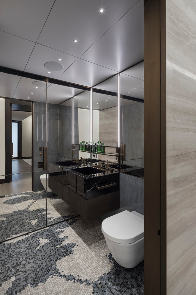 Идея дизайна: ванная комната среднего размера в современном стиле с плоскими фасадами, черными фасадами, душем в нише, инсталляцией, зеркальной плиткой, полом из мозаичной плитки, монолитной раковиной, разноцветным полом и душем с раздвижными дверями