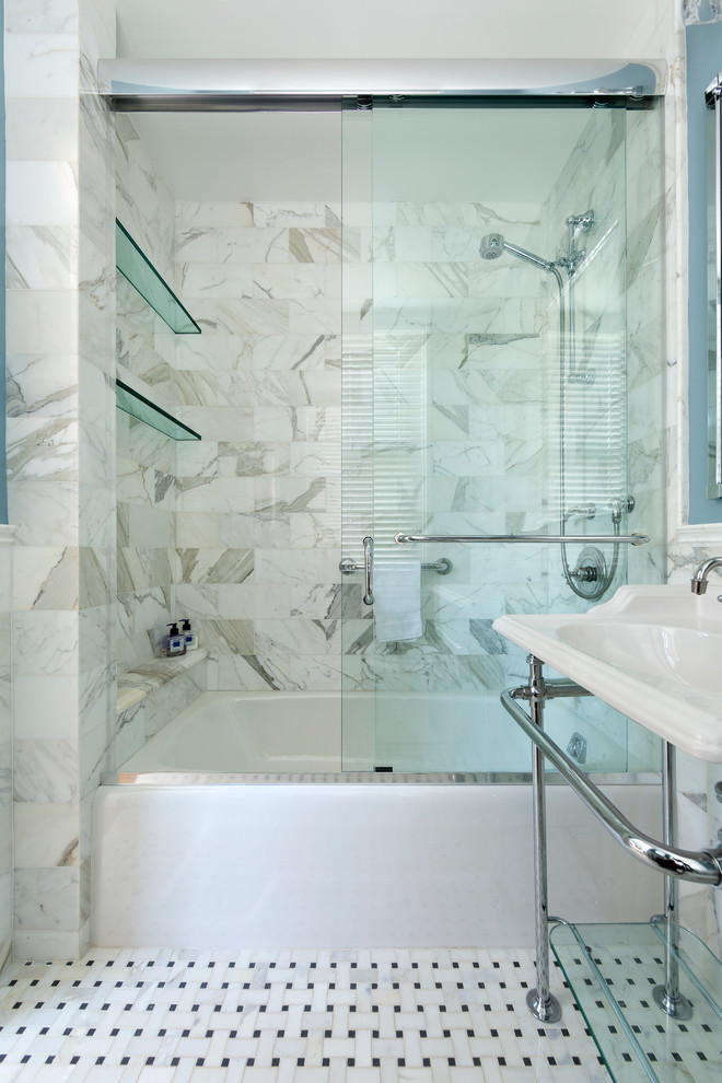 Foto på ett mellanstort vintage en-suite badrum, med ett piedestal handfat, bänkskiva i akrylsten, ett badkar i en alkov, en dusch/badkar-kombination, en toalettstol med hel cisternkåpa, vit kakel, stenkakel, blå väggar och mosaikgolv
