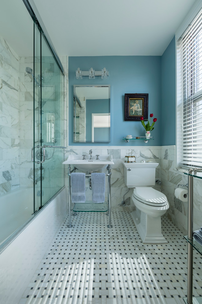 Свежая идея для дизайна: главная ванная комната среднего размера в стиле неоклассика (современная классика) с раковиной с пьедесталом, столешницей из искусственного камня, ванной в нише, душем над ванной, унитазом-моноблоком, белой плиткой, каменной плиткой, синими стенами и полом из мозаичной плитки - отличное фото интерьера