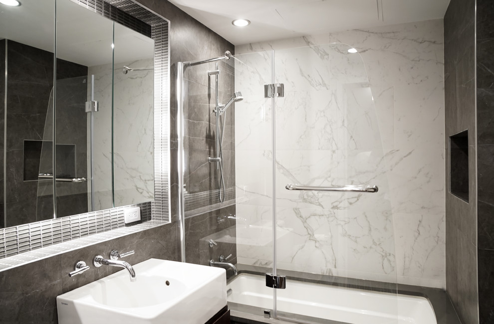 Inredning av ett modernt mellanstort en-suite badrum, med ett badkar i en alkov, en dusch/badkar-kombination, svart och vit kakel, marmorkakel, svarta väggar, ett fristående handfat och dusch med gångjärnsdörr