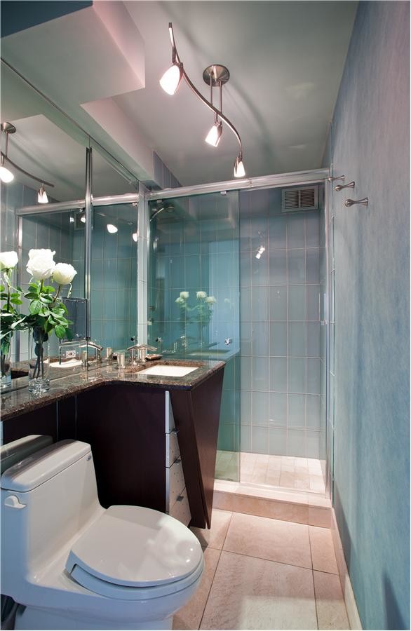 Пример оригинального дизайна: маленькая ванная комната в современном стиле с плоскими фасадами, темными деревянными фасадами, душем в нише, унитазом-моноблоком, синей плиткой, белой плиткой, стеклянной плиткой, синими стенами, полом из керамической плитки, душевой кабиной, врезной раковиной и столешницей из гранита для на участке и в саду