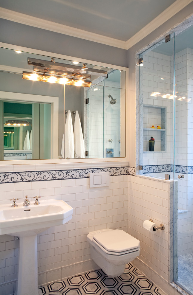 Foto di una stanza da bagno classica con lavabo a colonna, WC sospeso, piastrelle bianche e piastrelle diamantate